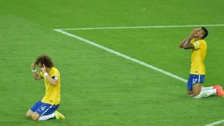 David Luiz y Luiz Gustavo se lamentan durante el Brasil-Alemania del Mundial 2014