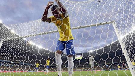 Fernandinho se lamenta tras el tercer gol de los germanos durante el Brasil-Alemania del Mundial 2014