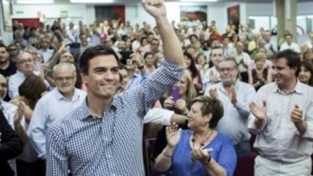 Pedro Sánchez (i), participa en un acto con militantes, esta tarde en la sede de UGT de Valencia