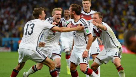 Los jugadores alemanes celebran el gol que les ha coronado como campeones del Mundo