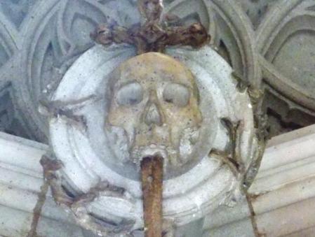 La calavera misteriosa del puente de la calle del Bisbe de Barcelona