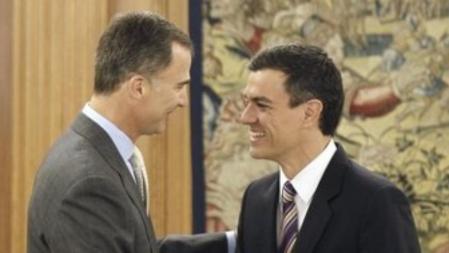 El Rey Felipe VI recibe en audiencia al nuevo secretario general del PSOE, Pedro Sánchez (d), ratificado este domingo en el cargo por el congreso federal extraordinario socialista.