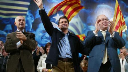 El sucesor. Jordi Pujol, con Artur Mas, su sucesor, y Josep Antoni Duran Lleida, en el mitin central de la campaña de CiU en las elecciones del 2003, las primeras a las que no concurría y que marcaron su retirada de la primera línea de la política