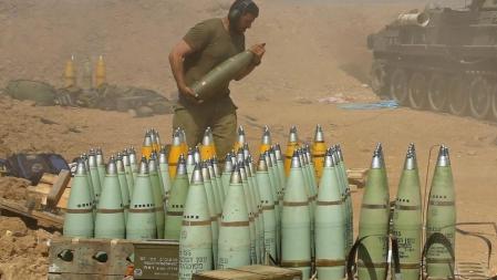 Un militar israelí rearma un puesto de artillería móvil del escudo Cúpula de Hierro