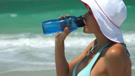 Beber dos litros de agua al día y mantener una buena hidratación es fundamental para evitar la acumulación de líquidos y toxinas en el organismo