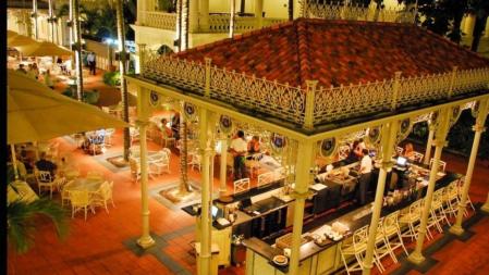 Uno de los bares del hotel Raffles en Singapur