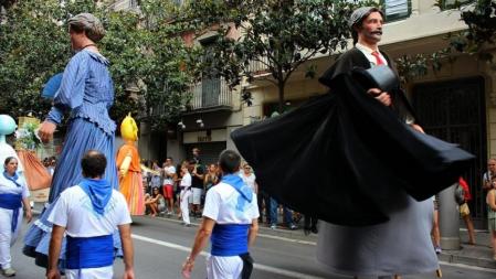 Los tradicionales gigantes invaden las calles de Gràcia por sus fiestas