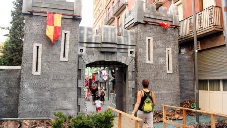 El castillo medieval de la Plaça de la Farga, ganador del concurso oficial de calles decoradas de las Fiestas de Sants 2014