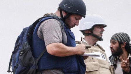 Steven Sotloff, con casco negro, en Misrata hablando con rebeldes libios