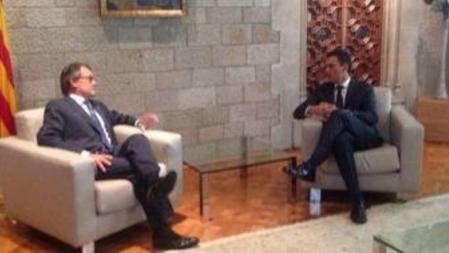 El president de la Generalitat y el líder del PSOe, al inicio de la reunión de ambos en el Palau de la Generalitat