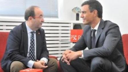 El primer secretario del PSC, Miquel Iceta, y el secretario general del PSOE, Pedro Sánchez, en la sede de la formación catalana.