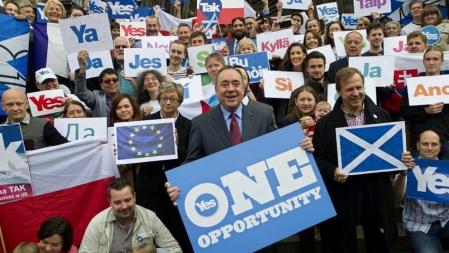 El primer ministro escocés, el nacionalista Alex Salmond, durante un acto electoral en favor del sí ayer en Edimburgo