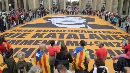 La V de Berlín estuvo acompañada de una petición a la canciller Merkel para que los catalanes puedan votar el 9-N