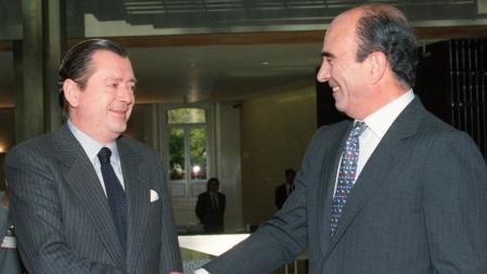 El presidente del Banco Santander, Emilio Botín (d), y el presidente del Banesto, Alfredo Sáenz, el día que firmaron la operación de absorción