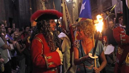 Un numeroso grupo de militantes y simpatizantes de ERC recorre con antorchas las inmediaciones del Fossar de les Moreres, en Barcelona, en la víspera de la Diada nacional de Cataluña