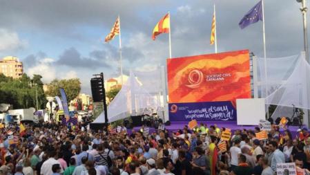 El escenario de Societat Civil Catalana en Tarragona, justo antes de empezar la manifestación de la Diada 2014