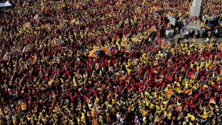 Ciudadanos catalanes manifestándose en la V de la Diada 2104