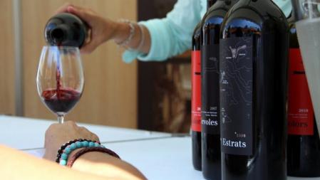 Un productor llena una copa de vino a un visitante durante la Mostra de Vins de Catalunya de 2013