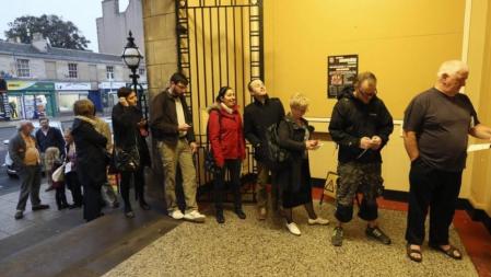 Votantes hacen cola esperando a la apertura de las urnas en el referéndum de Escocia