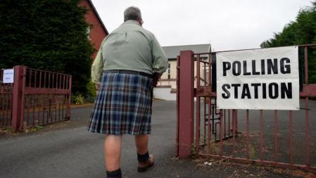 Un escocés acude a votar en el referéndum de Escocia