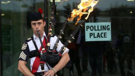 Un gaitero hace salir fuego de su gaita a las puertas de un colegio electoral