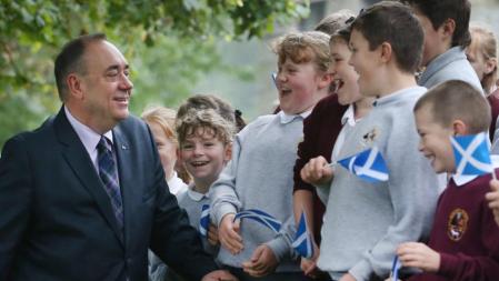 Alex Salmond conversa con unos chicos tras votar en el referéndum sobre la independencia de Escocia