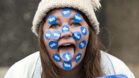 Una chica muestra orgullosa su opción de voto en el referéndum de Escocia