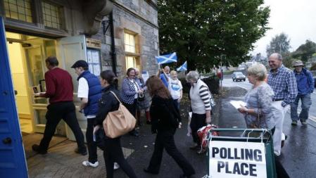 Votantes acuden a participar en el referéndum de Escocia