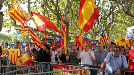 Partidarios y detractores de la consulta se han concentrado a las puertas del Parlament