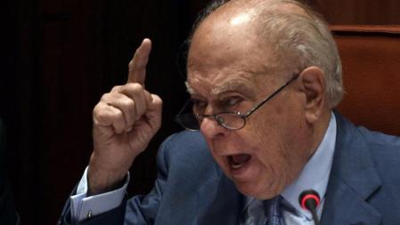 El expresidente de la Generalitat, Jordi Pujol, visiblemente enfadado, en la comisión de Asuntos Institucionales del Parlament