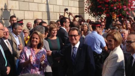 El president de la Generalitat Artur Mas acompañado de su mujer Helena Rakosnik y Núria de Gispert