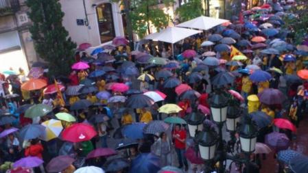Más de 2.000 personas se han concentrado bajo una intensa lluvia en Terrassa