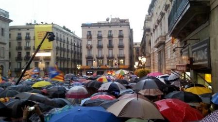 Miles de catalanes piden poder votar el 9N en la Plaça de Sant Jaume