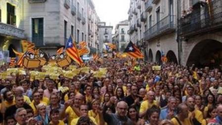 Gente de todas las edades en la concentración 9N de Girona