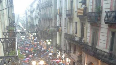 La calle Ferran de Barcelona acoge a la gente que no puede alcanzar la plaça de Sant Jaume por exceso de gente