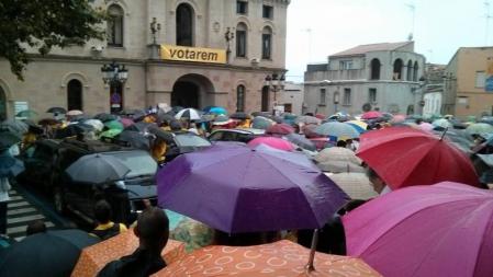 La plaça de l'Ajuntament de Vilassar de Dalt plena a vessar avui a les set de la tarda, seguint la convocatòria de l'ANC i Òmnium