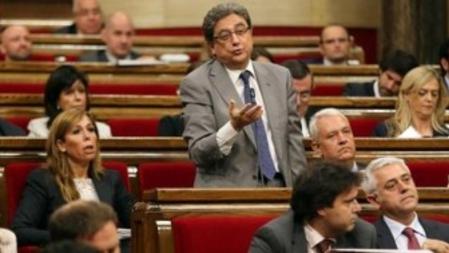 l portavoz del grupo parlamentario del PPC, Enric Millo (de pie), se dirige a la presidenta del Parlament, Núria de Gispert, para solicitar la retirada de uno de los puntos del orden del día, referente a la creación de una 