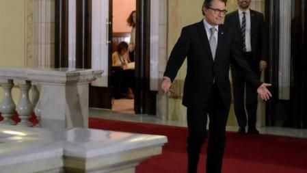 El presidente de la Generalitat, en los pasillos del Parlament