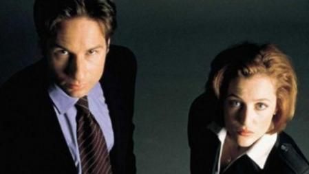 Los agentes Mulder y Scully, protagonistas de la serie de ciencia ficción 'Expediente X' que triunfó en los años 90