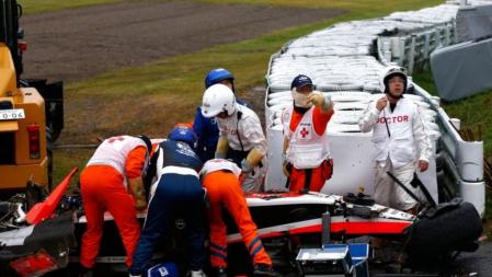 El coche de Jules Bianchi ha quedado destrozado tras golpearse contra una grúa durante el GP de Japón
