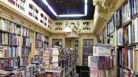 Interior del establecimiento, decorado con muebles del siglo XIX