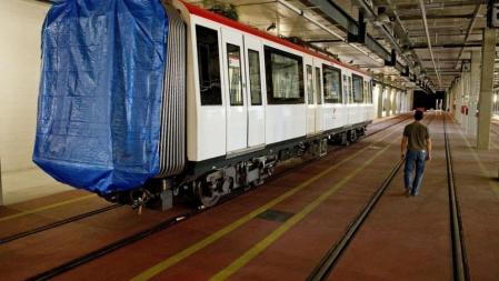 Imagen de los nuevos convoyes de la línea 9 del metro en los talleres de la Zona Franca