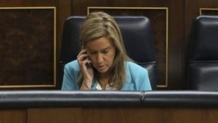 La ministra de Sanidad, Servicios Sociales e Igualdad, Ana Mato, durante el pleno que celebra hoy el Congreso de los Diputados.