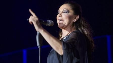 La cantante Isabel Pantoja durante el concierto ofrecido en el Pabellón Príncipe Felipe de Zaragoza