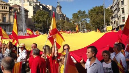 Una gran bandera de España recorre el paseo de gracia hasta la plaza de Catalunya