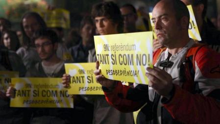 Simpatizantes de la CUP en la asamblea abierta de la Plaça Sant Jaume de Barcelona tras la tercera cumbre de los partidos proconsulta