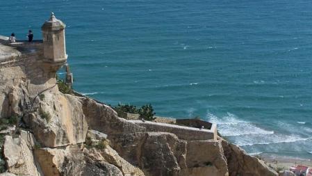 El casillo de Santa Bárbara de Alicante frente al Mediterráneo
