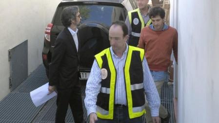 Oleguer Pujol abandona su domicilio para ir a declarar a la comisaría de la Verneda.