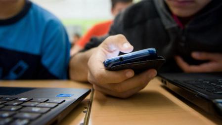Teléfonos y ordenadores en clase
