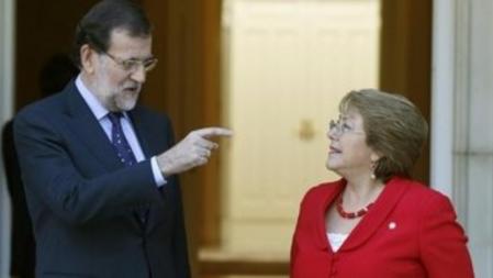 El presidente del Gobierno español, Mariano Rajoy (i), recibe hoy en el Palacio de La Moncloa, a la presidenta de Chile, Michelle Bachelet, que inició ayer una visita de Estado de dos días a España.